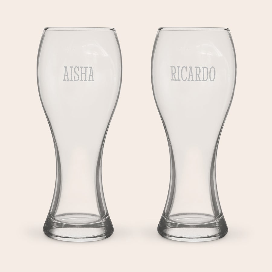 Two personalized XL beer glasses, one engraved with AISHA and the other with RICARDO.