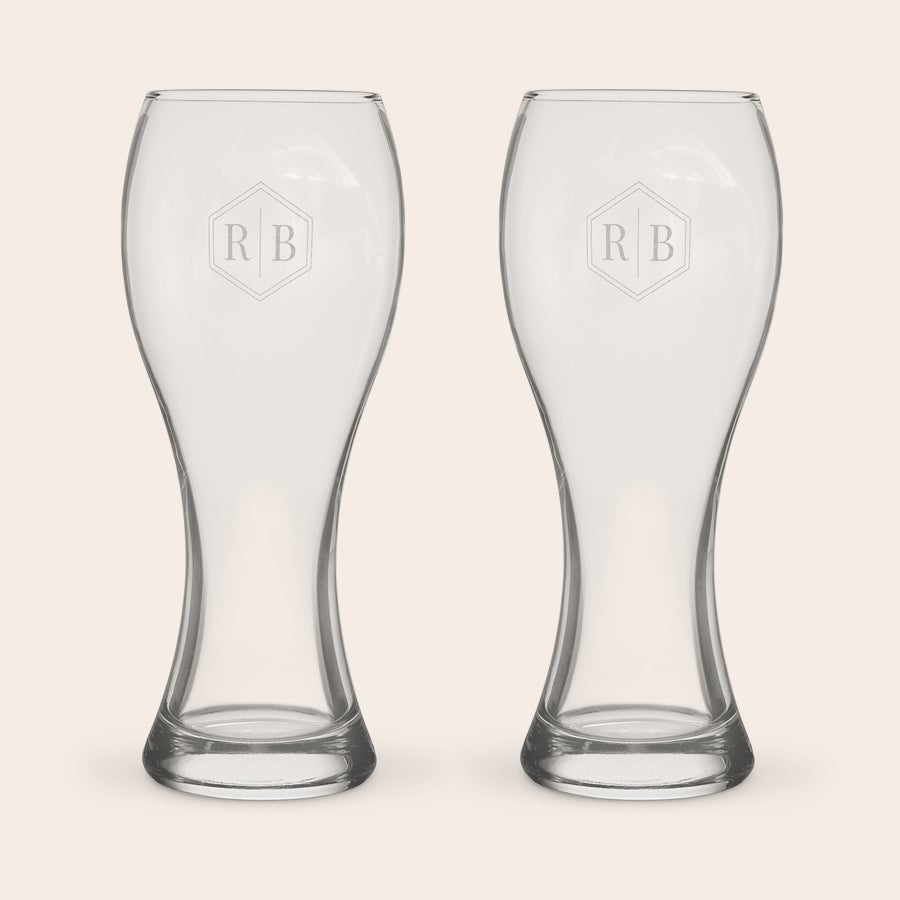 Beer Glasses - XL A pair of customized xl beer glasses, each engraved with the letters RB within a hexagonal design.